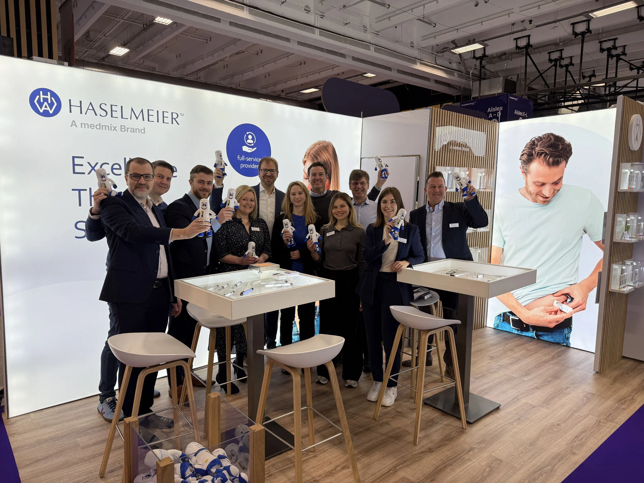 Haselmeier Team op de foto met de piccoject knuffel